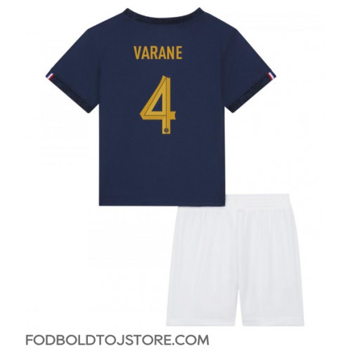Frankrig Raphael Varane #4 Hjemmebanesæt Børn VM 2022 Kortærmet (+ Korte bukser)